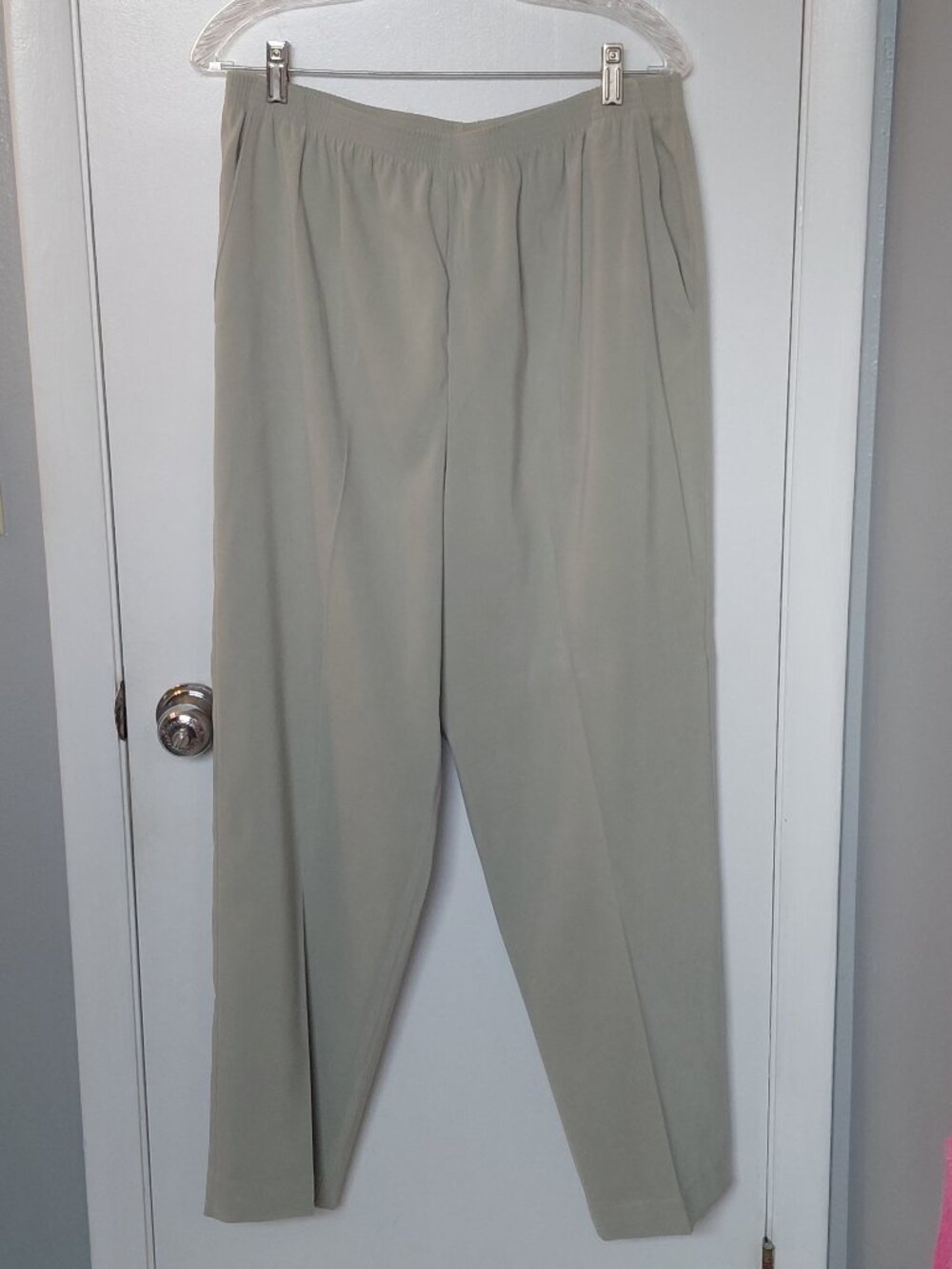 Alfred Dunner woman's SAGE GREEN SLACKS size 16 Elastic waistband, 2 pockets